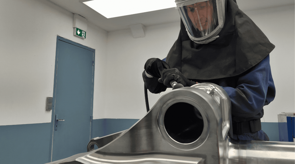 Employé de PMP qui travail sur une pièce aéronautique