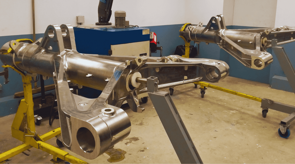 Polissage de pièces aéronautiques dans le local PMP