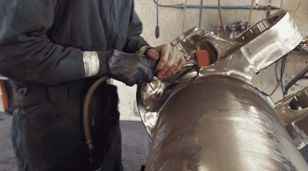 Polissage métal sur tube de PMP