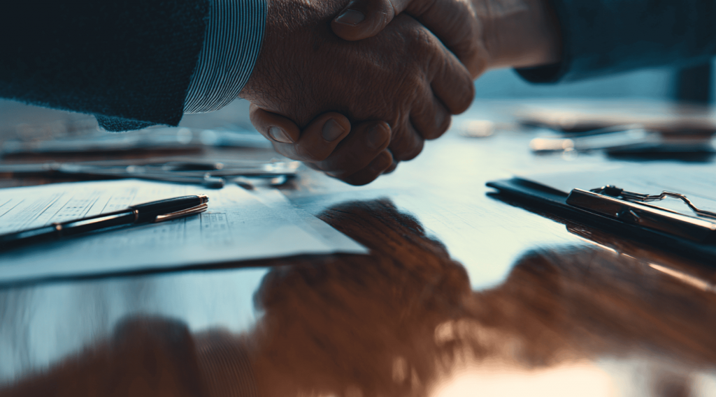 Serrage de main pour signature contrat par Poli Métal Pyrénées dans le 64